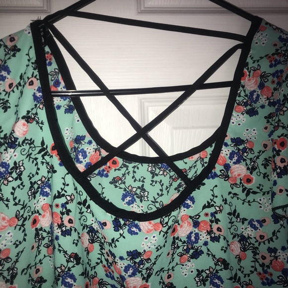 Floral High Low Top - Picture 3 of 4